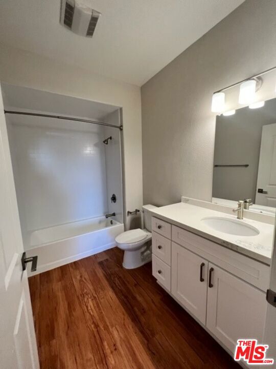 Residential Lease for rent at 5551 W 6th Street 3-415, Los Angeles, Los Angeles County CA featuring 2 beds and 2 baths