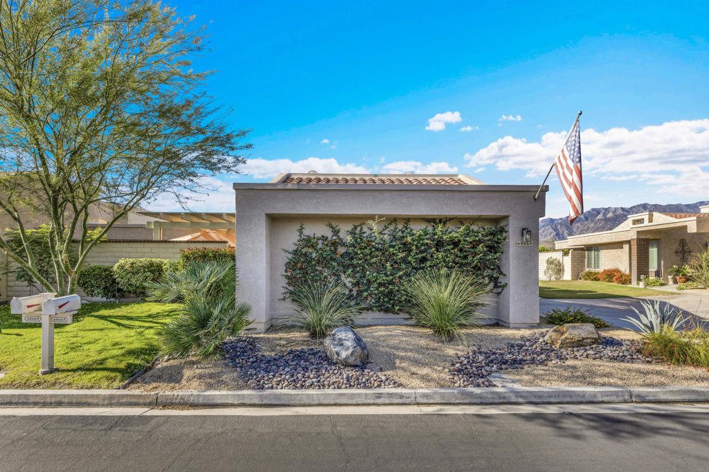 Residential for sale at 68665 Calle Mancha, Cathedral City CA featuring 3 beds and 2 baths