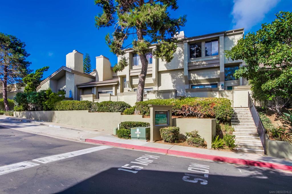 Residential Lease for rent at 3324 Caminito Eastbluff 161, La Jolla, San Diego County CA featuring 3 beds and 3 baths