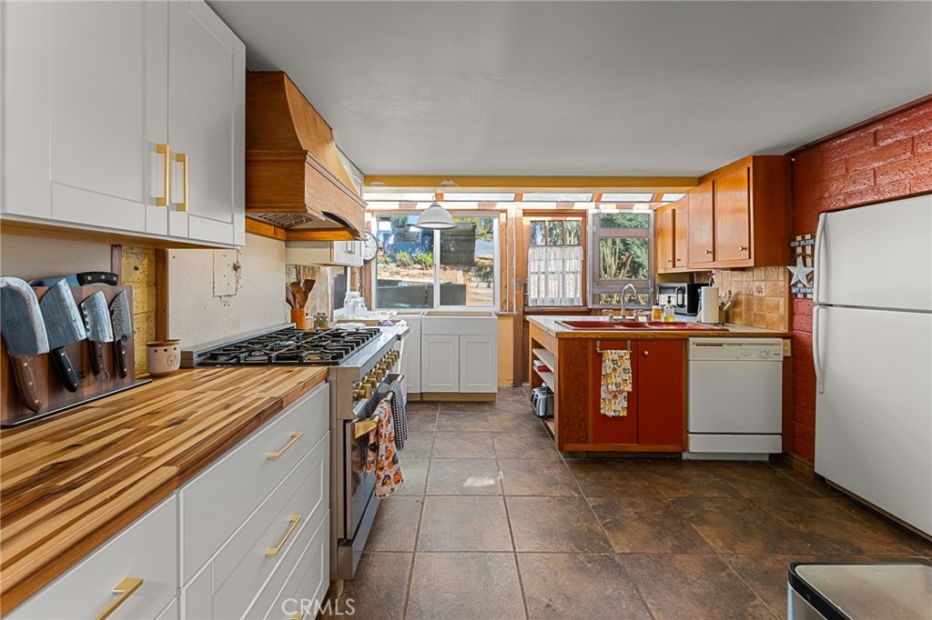 Residential for sale at 11055 Sunset, Banning CA featuring 6 beds and 4 baths