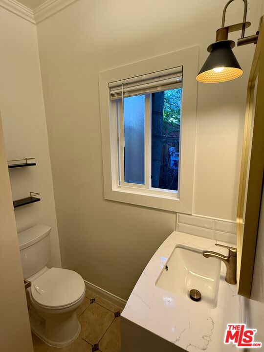 Residential Lease for rent at 840 Huntley Drive 2, West Hollywood CA featuring 2 beds and 1 bath