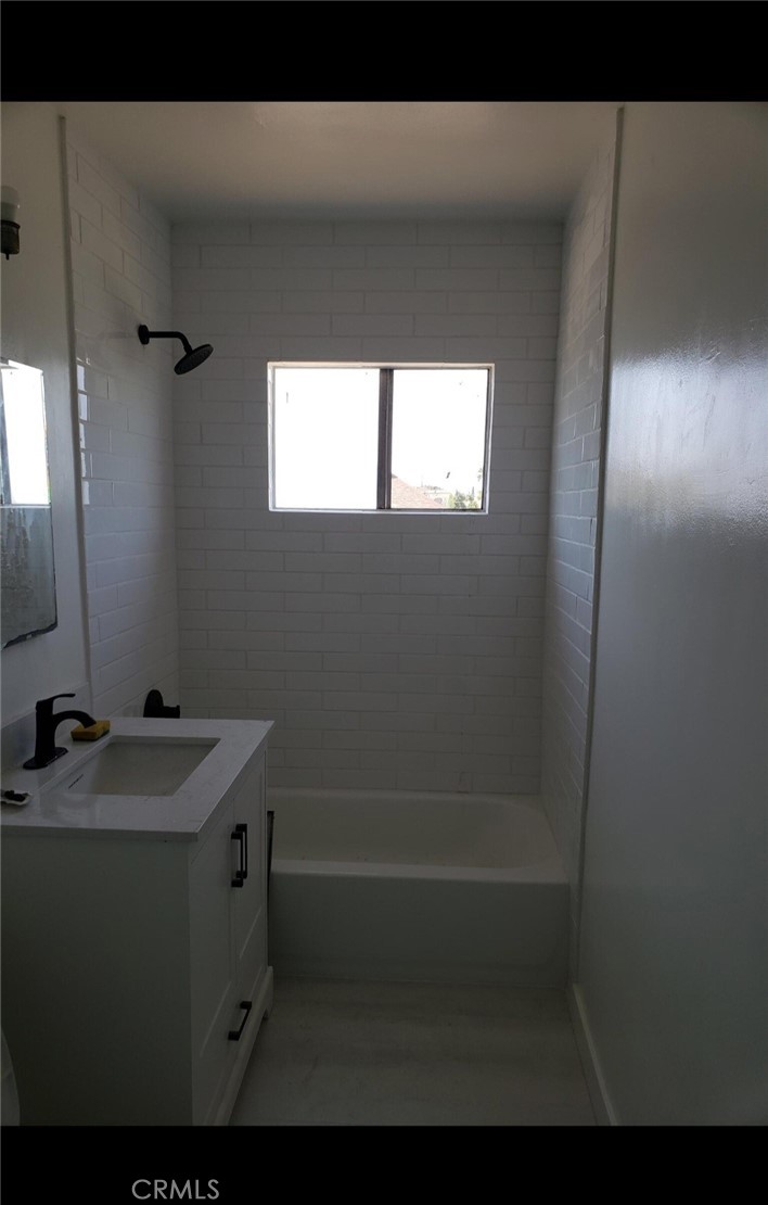 Residential Lease for rent at 1451 E 21st 2, Los Angeles, Los Angeles County CA featuring 2 beds and 1 bath