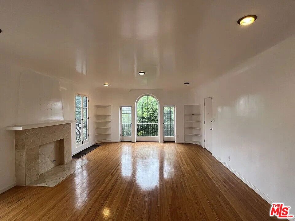 Residential Lease for rent at 942 S Mansfield Avenue 3, Los Angeles, Los Angeles County CA featuring 2 beds and 2 baths