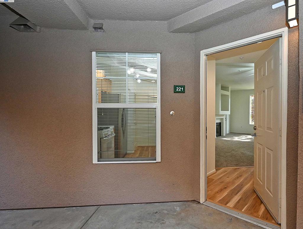 Residential for sale at 280 Caldecott Ln 221, Oakland CA featuring 1 bed and 1 bath