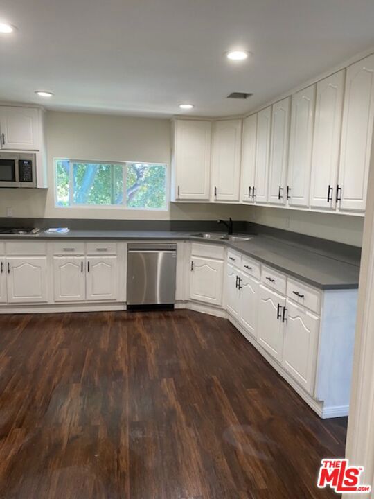 Residential Lease for rent at 1402 Hollister Street, San Fernando CA featuring 2 beds and 1 bath