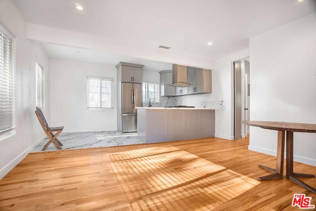 Residential Lease for rent at 1844 18th Street D, Santa Monica, Los Angeles County CA featuring 2 beds and 2 baths