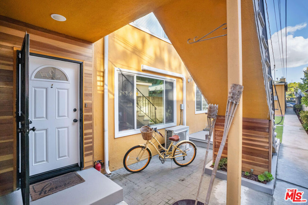 Residential Lease for rent at 1844 18th Street A, Santa Monica, Los Angeles County CA featuring 2 beds and 2 baths