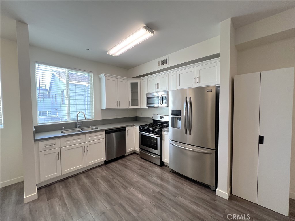 Residential Lease for rent at 5941 Barton Avenue 104, Los Angeles, Los Angeles County CA featuring 2 beds and 3 baths