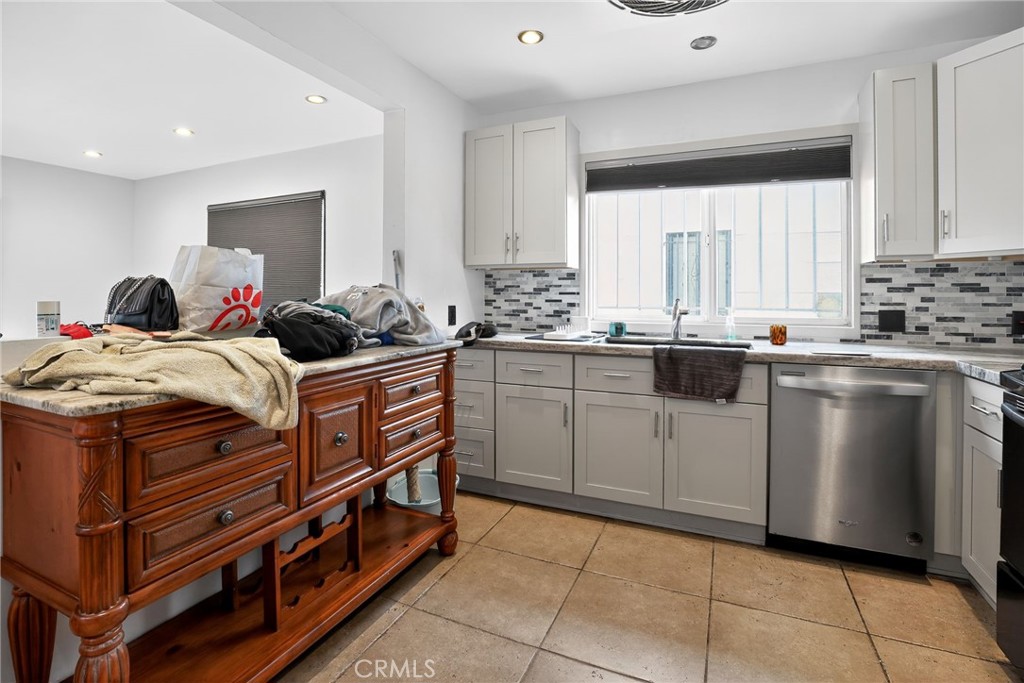 Residential for sale at 21 Alamitos, Long Beach CA featuring 2 beds and 2 baths