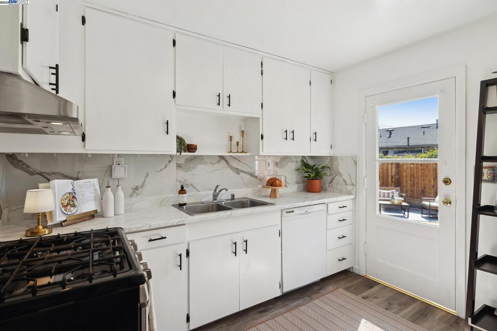 Residential for sale at 108 Cypress St D, Alameda CA featuring 2 beds and 1 bath