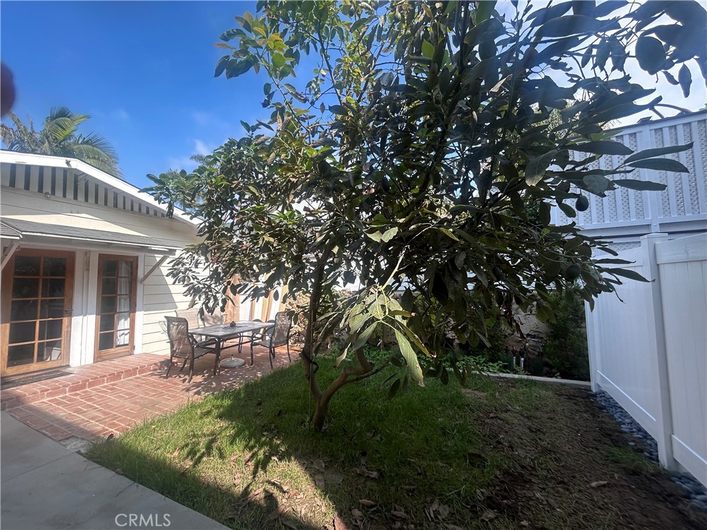 Residential Lease for rent at 406 11th, Huntington Beach CA featuring 2 beds and 1 bath