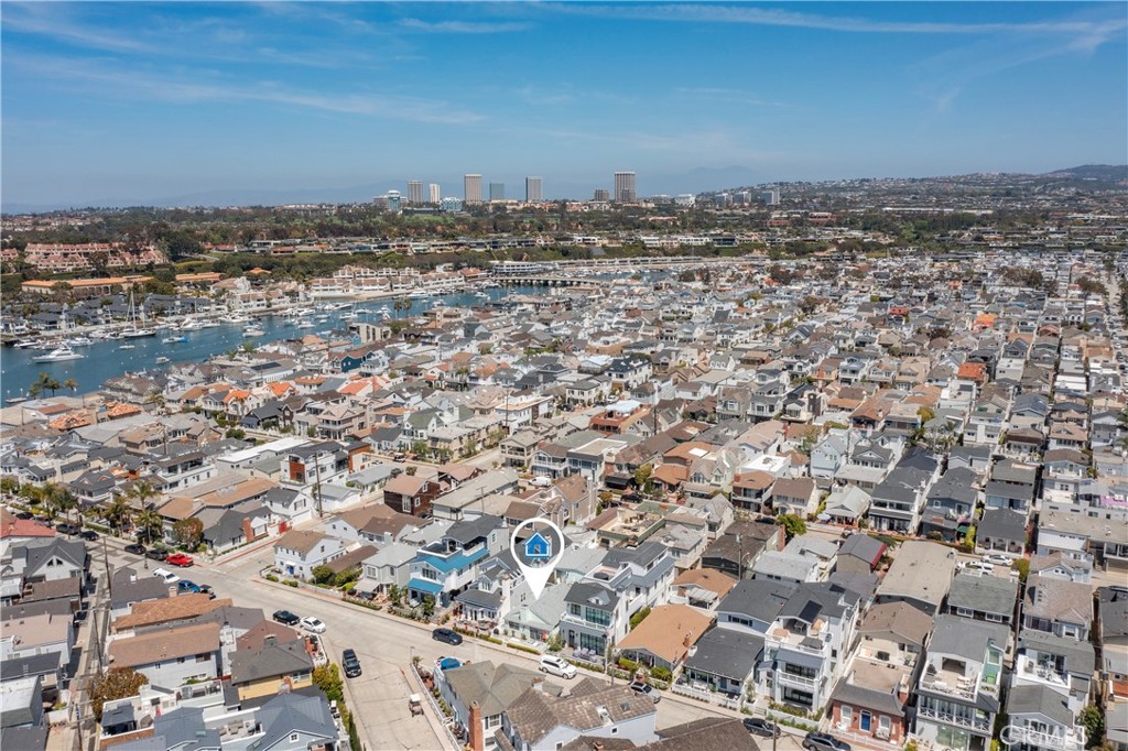 Residential Lease for rent at 216 Collins, Newport Beach CA featuring 3 beds and 2 baths