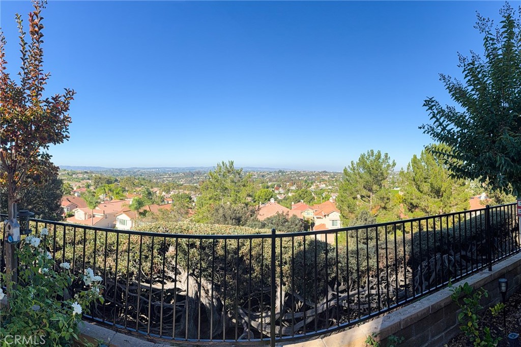 Residential Lease for rent at 25181 Fairgreen, Mission Viejo CA featuring 3 beds and 3 baths