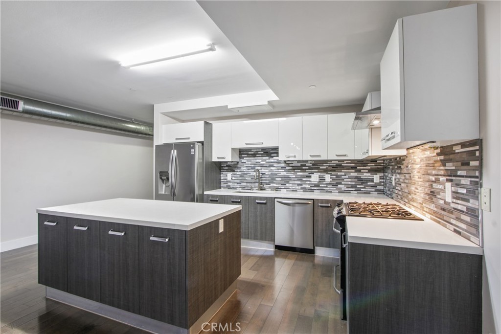 Residential Lease for rent at 433 Pine Avenue 203, Long Beach CA featuring 1 bed and 1 bath