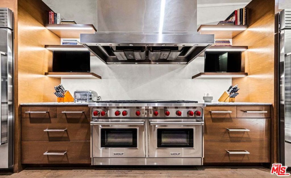 Residential Lease for rent at 727 N Beverly Glen Boulevard, Los Angeles, Los Angeles County CA featuring 5 beds and 5 baths