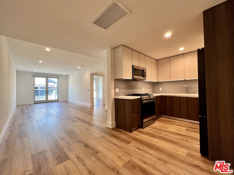 Residential Lease for rent at 5801 Camerford Avenue 310, Los Angeles, Los Angeles County CA featuring 1 bed and 1 bath