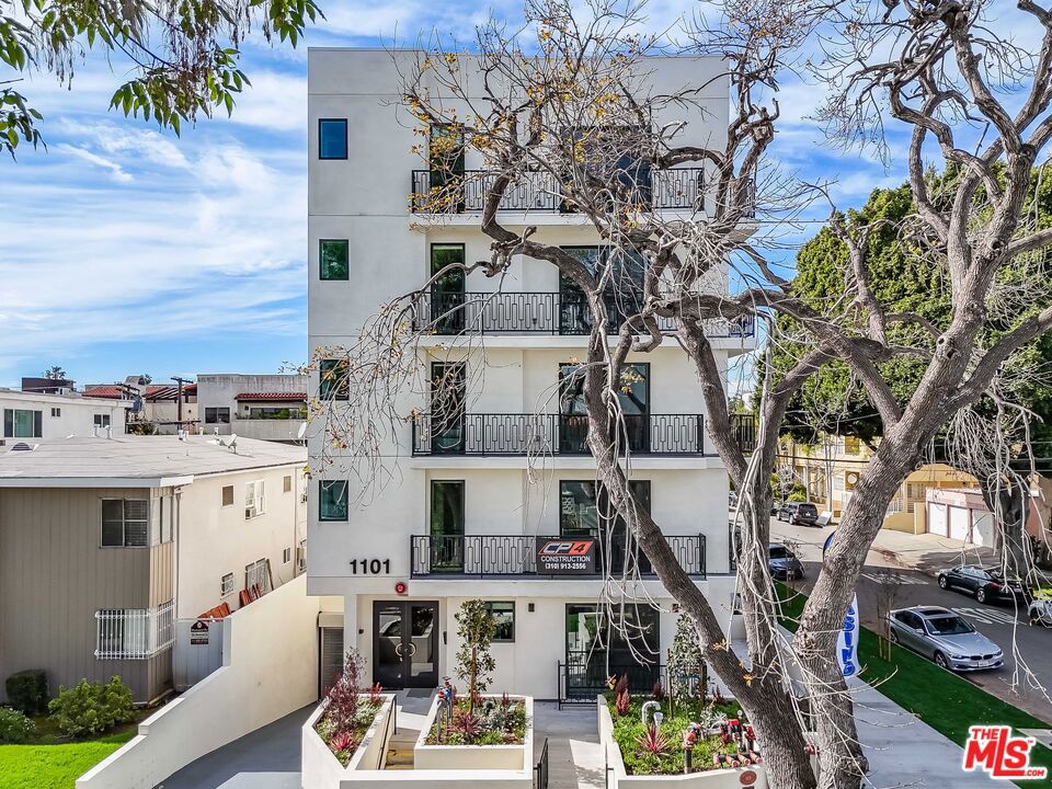 Residential Lease for rent at 1101 S Bedford Street 301, Los Angeles, Los Angeles County CA featuring 2 beds and 3 baths