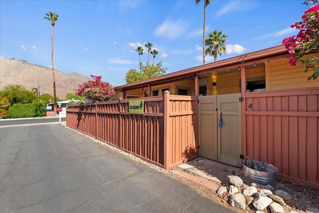 Manufactured In Park for sale at 4 Arapaho Street, Palm Springs CA featuring 1 bed and 1 bath