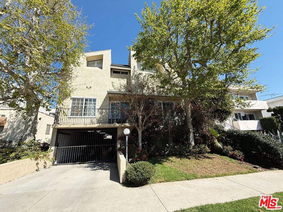 Residential Lease for rent at 1224 S Saltair Avenue 4, Los Angeles, Los Angeles County CA featuring 3 beds and 3 baths