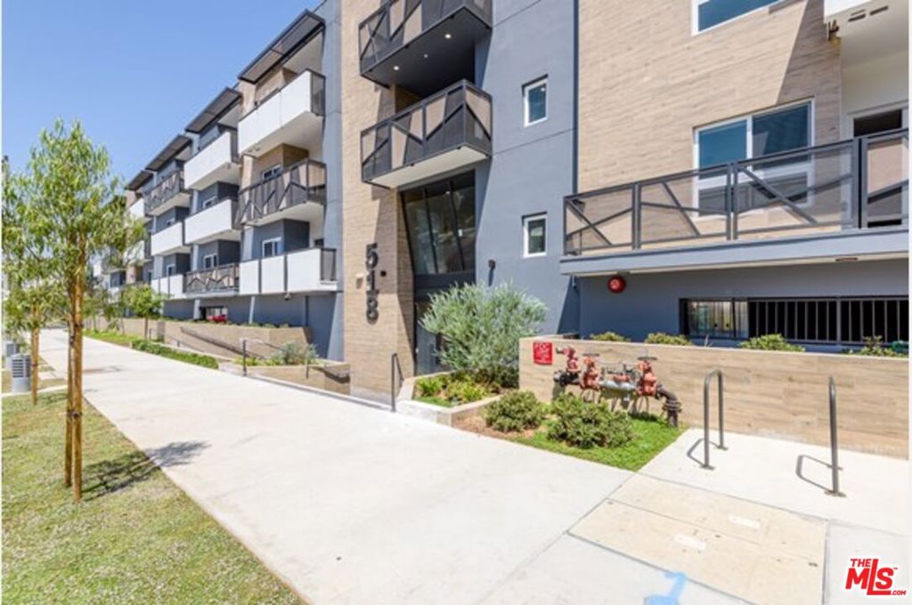 Residential Lease for rent at 518 N Gramercy Place ph1, Los Angeles, Los Angeles County CA featuring 3 beds and 2 baths