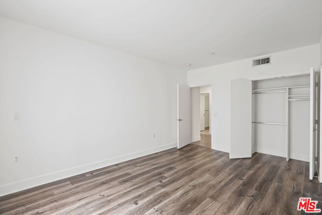 Residential Lease for rent at 1439 N Poinsettia Place 208, Los Angeles, Los Angeles County CA featuring 3 beds and 3 baths