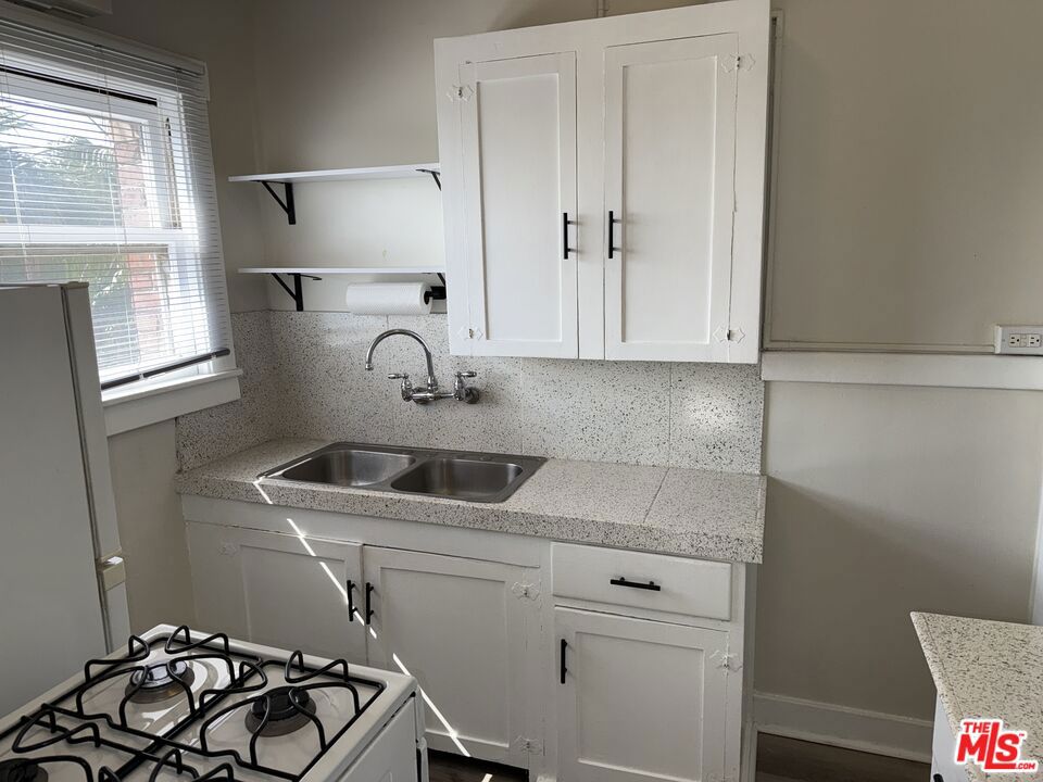 Residential Lease for rent at 4125 S Figueroa Street 418, Los Angeles, Los Angeles County CA featuring 1 bed and 1 bath