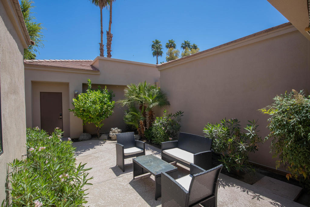 Residential for sale at 54229 Oakhill, La Quinta CA featuring 2 beds and 2 baths
