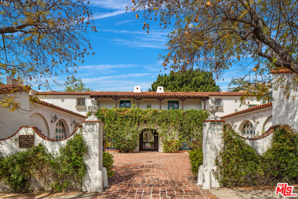 Residential Lease for rent at 1471 Havenhurst Drive 7, West Hollywood, Los Angeles County CA featuring 2 beds and 2 baths