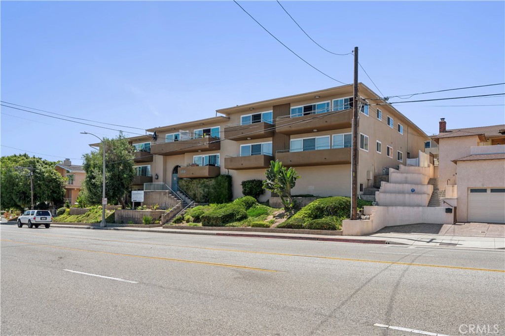 Residential Lease for rent at 209 S Prospect Avenue 101, Redondo Beach CA featuring 1 bed and 1 bath