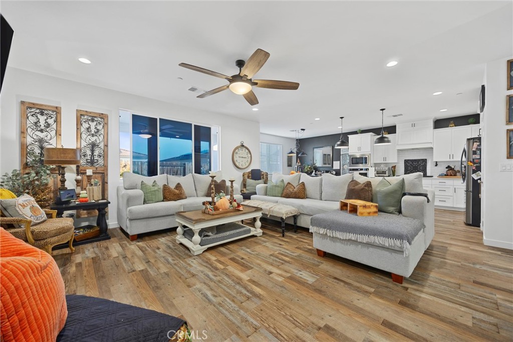 Residential for sale at 7600 Emerald Green, Bakersfield CA featuring 3 beds and 2 baths