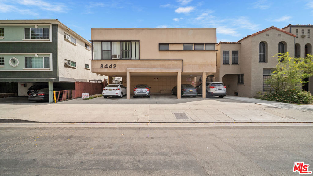 Residential Lease for rent at 8442 Blackburn Avenue 8, Los Angeles, Los Angeles County CA featuring 1 bed and 1 bath