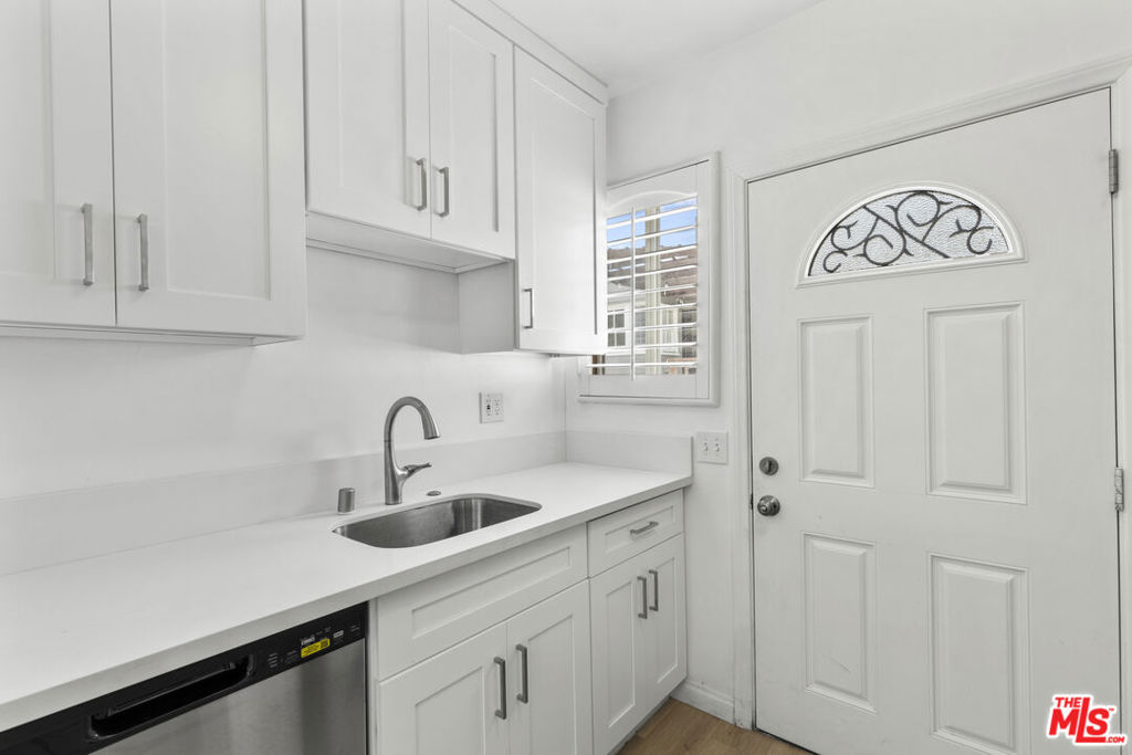 Residential Lease for rent at 11110 Charnock Road, Los Angeles, Los Angeles County CA and 1 bath