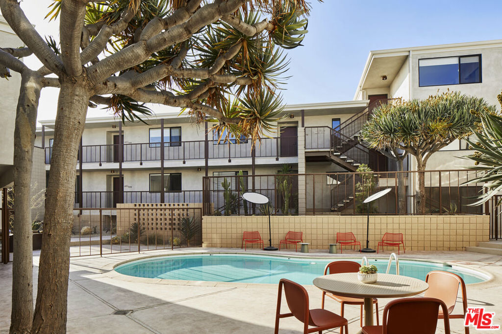 Residential Lease for rent at 12425 Texas Avenue 18, Los Angeles, Los Angeles County CA featuring 2 beds and 2 baths