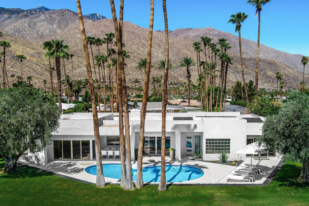 Residential Lease for rent at 2560 S Camino Real, Palm Springs CA featuring 3 beds and 2 baths