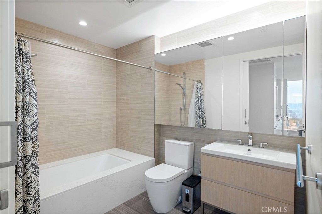 Residential Lease for rent at 877 Francisco St 4111, Los Angeles, Los Angeles County CA featuring 2 beds and 2 baths