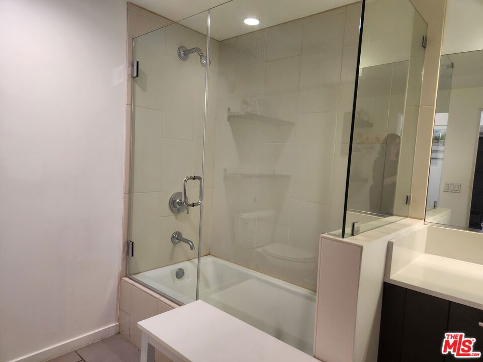 Residential Lease for rent at 6683 Franklin Avenue 8, Los Angeles, Los Angeles County CA featuring 1 bed and 2 baths