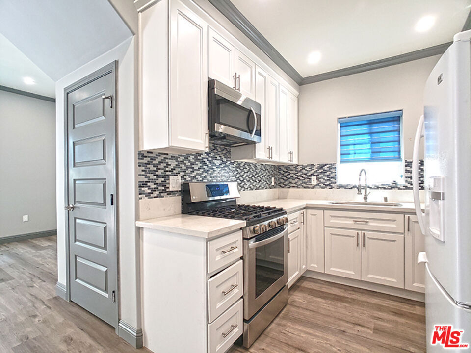 Residential Lease for rent at 413 N Harvard Boulevard 413, Los Angeles, Los Angeles County CA featuring 3 beds and 2 baths