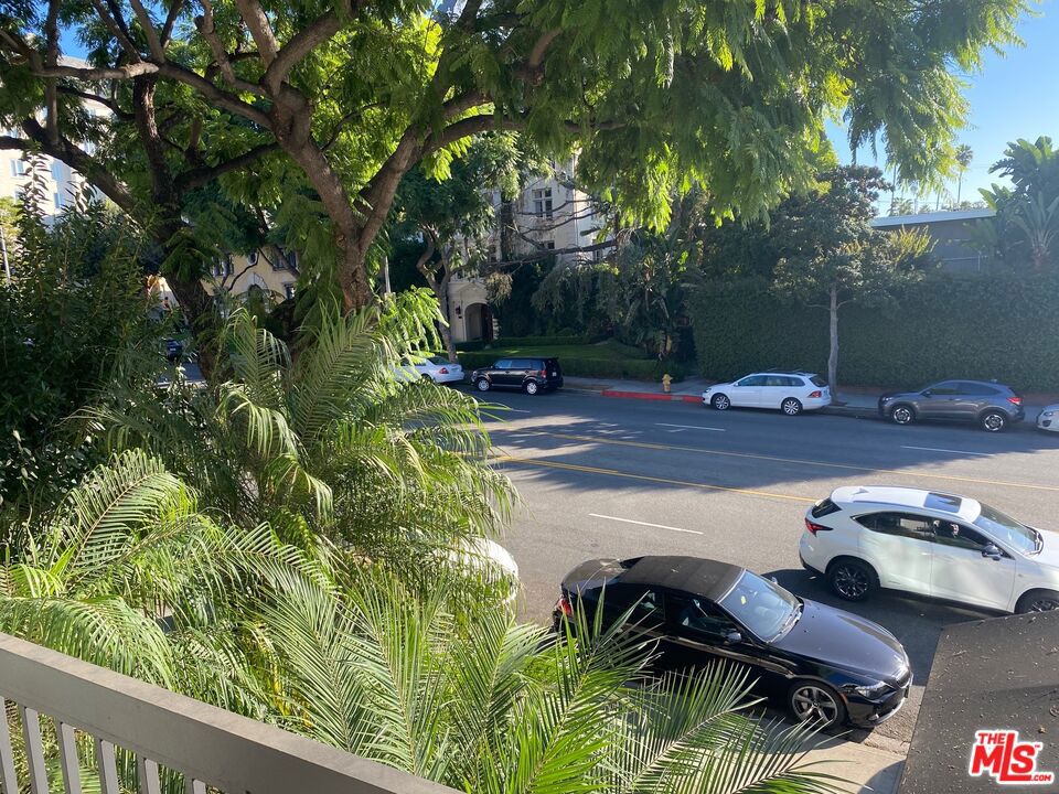 Residential Lease for rent at 1351 N Crescent Heights Boulevard 207, West Hollywood, Los Angeles County CA featuring 2 beds and 2 baths
