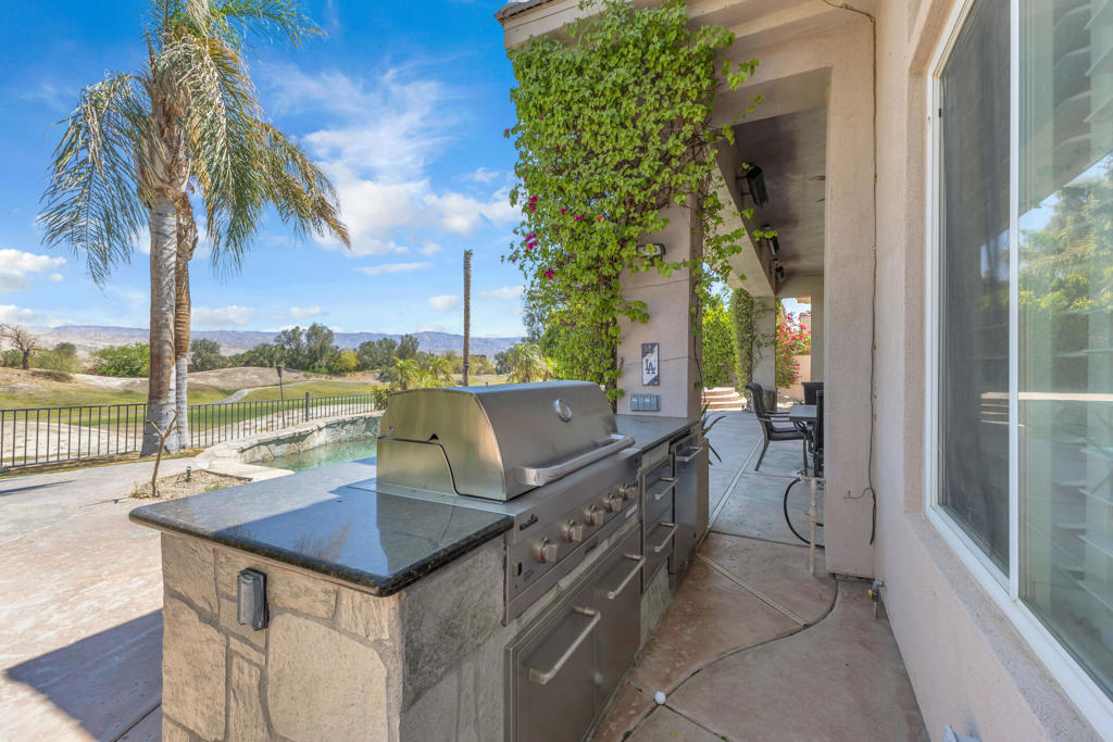 Residential Lease for rent at 39 Calle Del Norte, Rancho Mirage CA featuring 3 beds and 5 baths