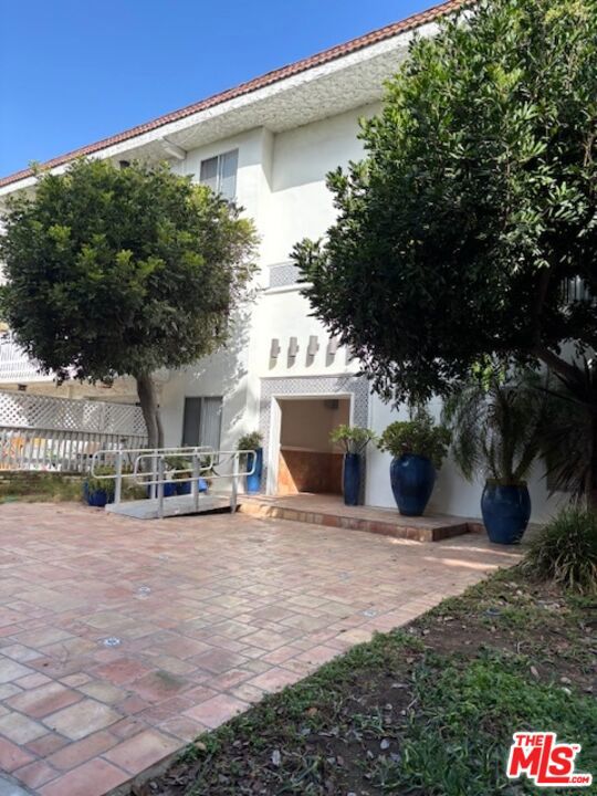 Residential Lease for rent at 3111 4th Street 215, Santa Monica, Los Angeles County CA featuring 1 bed and 1 bath