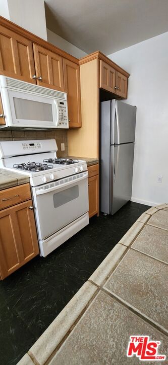Residential Lease for rent at 1338 S Dunsmuir Avenue, Los Angeles, Los Angeles County CA featuring 2 beds and 1 bath