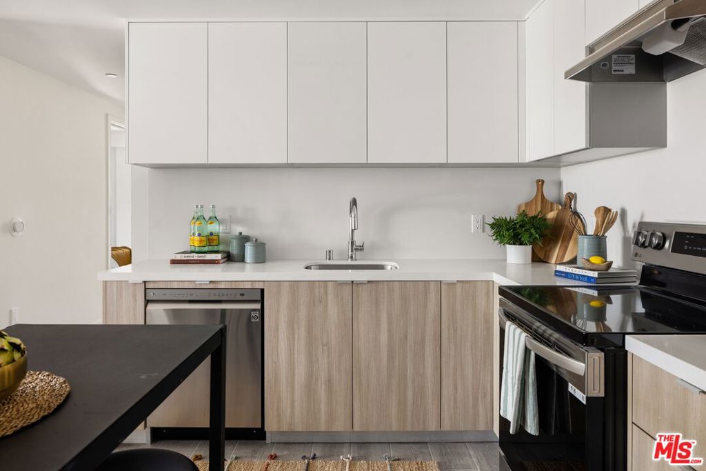 Residential Lease for rent at 2600 S Sepulveda Boulevard Unit 407, Los Angeles, Los Angeles County CA featuring 4 beds and 4 baths