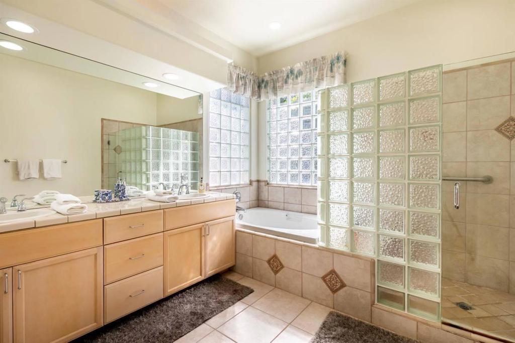 Residential Lease for rent at 40741 Avenida Solana, Palm Desert CA featuring 4 beds and 3 baths