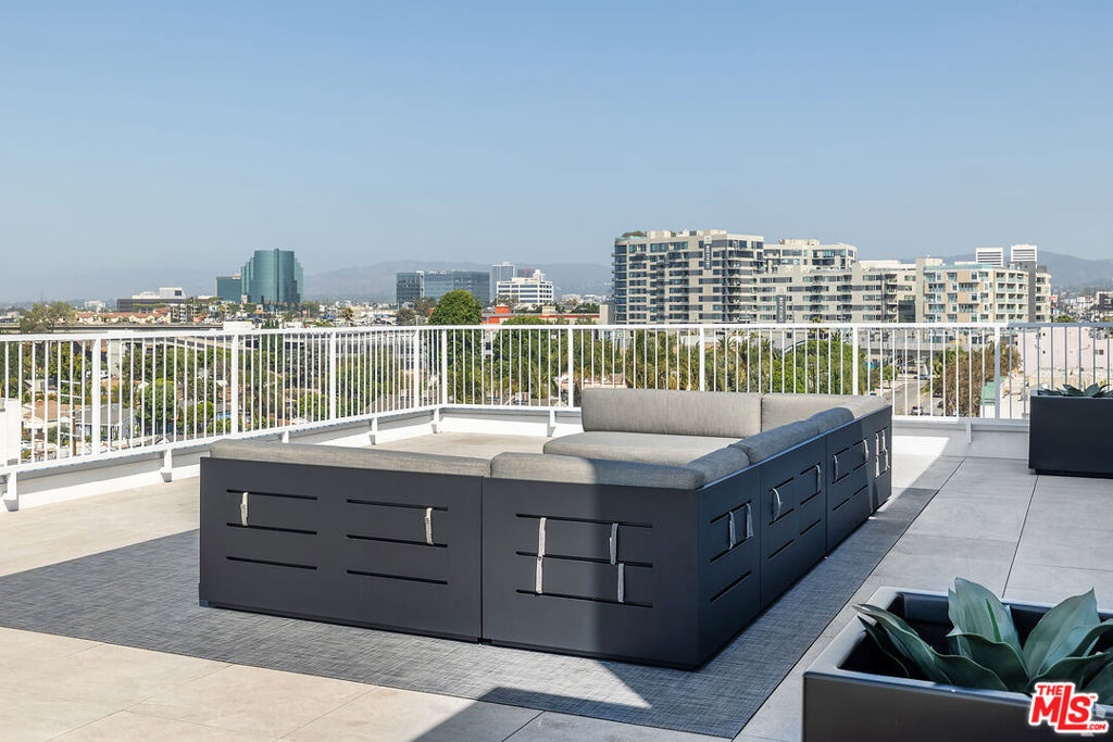 Residential Lease for rent at 2600 S Sepulveda Boulevard Unit 106, Los Angeles, Los Angeles County CA featuring 3 beds and 3 baths