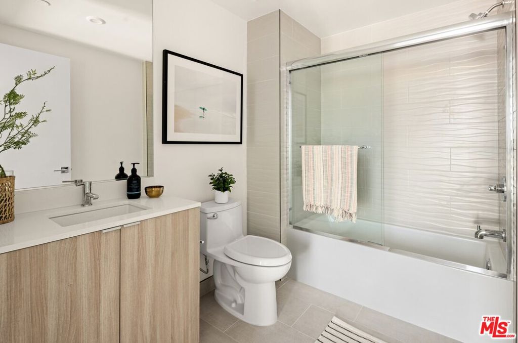 Residential Lease for rent at 2600 S Sepulveda Boulevard Unit 303, Los Angeles, Los Angeles County CA featuring 4 beds and 4 baths