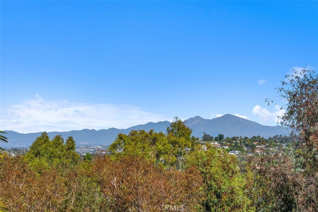Residential for sale at 18 Woodhaven, Laguna Niguel CA featuring 3 beds and 3 baths