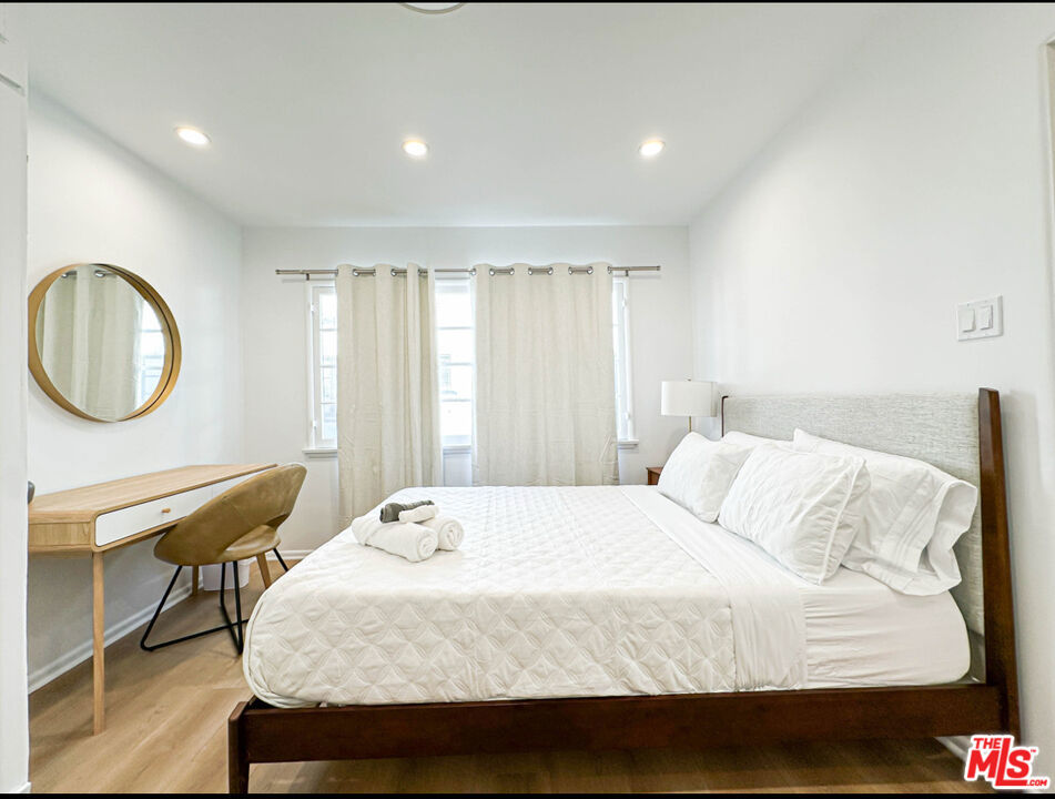 Residential Lease for rent at 239 S Doheny Drive, Beverly Hills, Los Angeles County CA featuring 2 beds and 2 baths