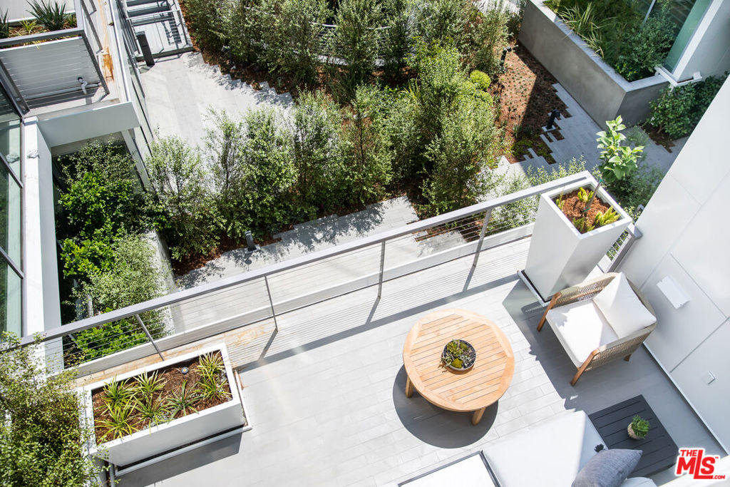 Residential Lease for rent at 8600 Wilshire Boulevard GF15, Beverly Hills, Los Angeles County CA featuring 3 beds and 4 baths