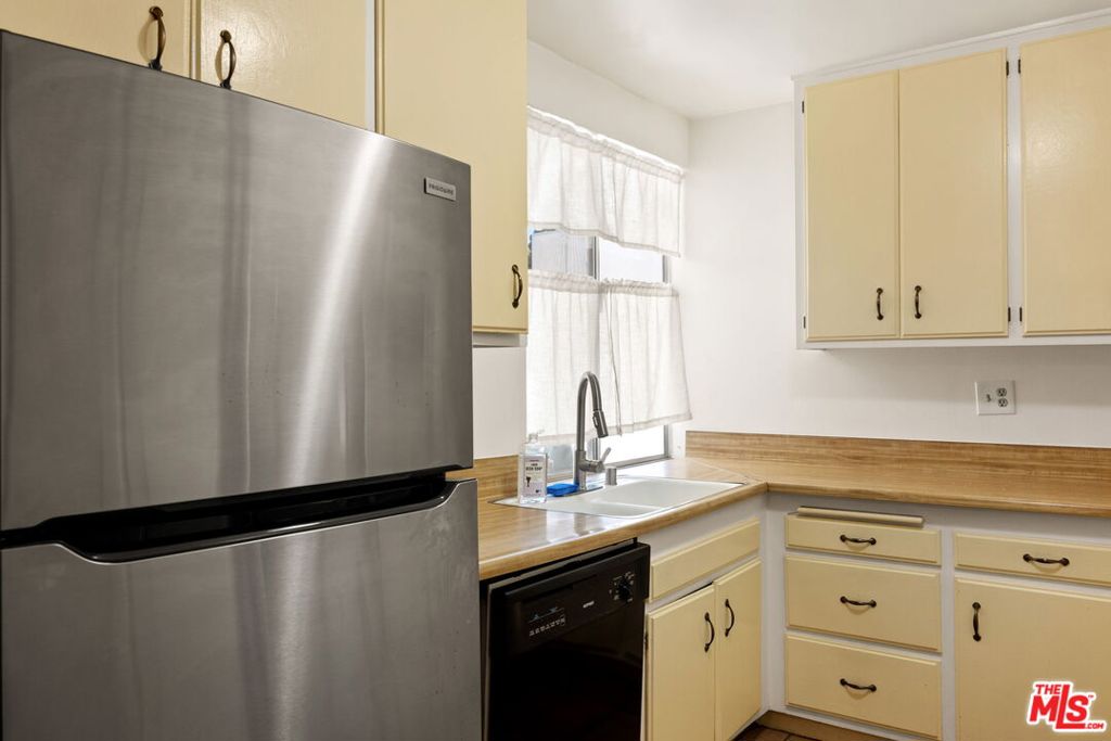 Residential for sale at 5625 Windsor Way 211, Culver City CA featuring 1 bed and 1 bath