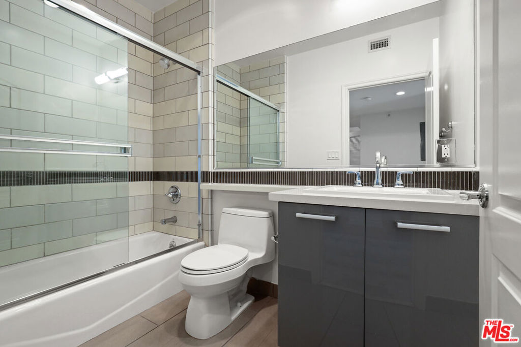 Residential Lease for rent at 107 S Sweetzer Avenue 304, Los Angeles, Los Angeles County CA featuring 3 beds and 3 baths